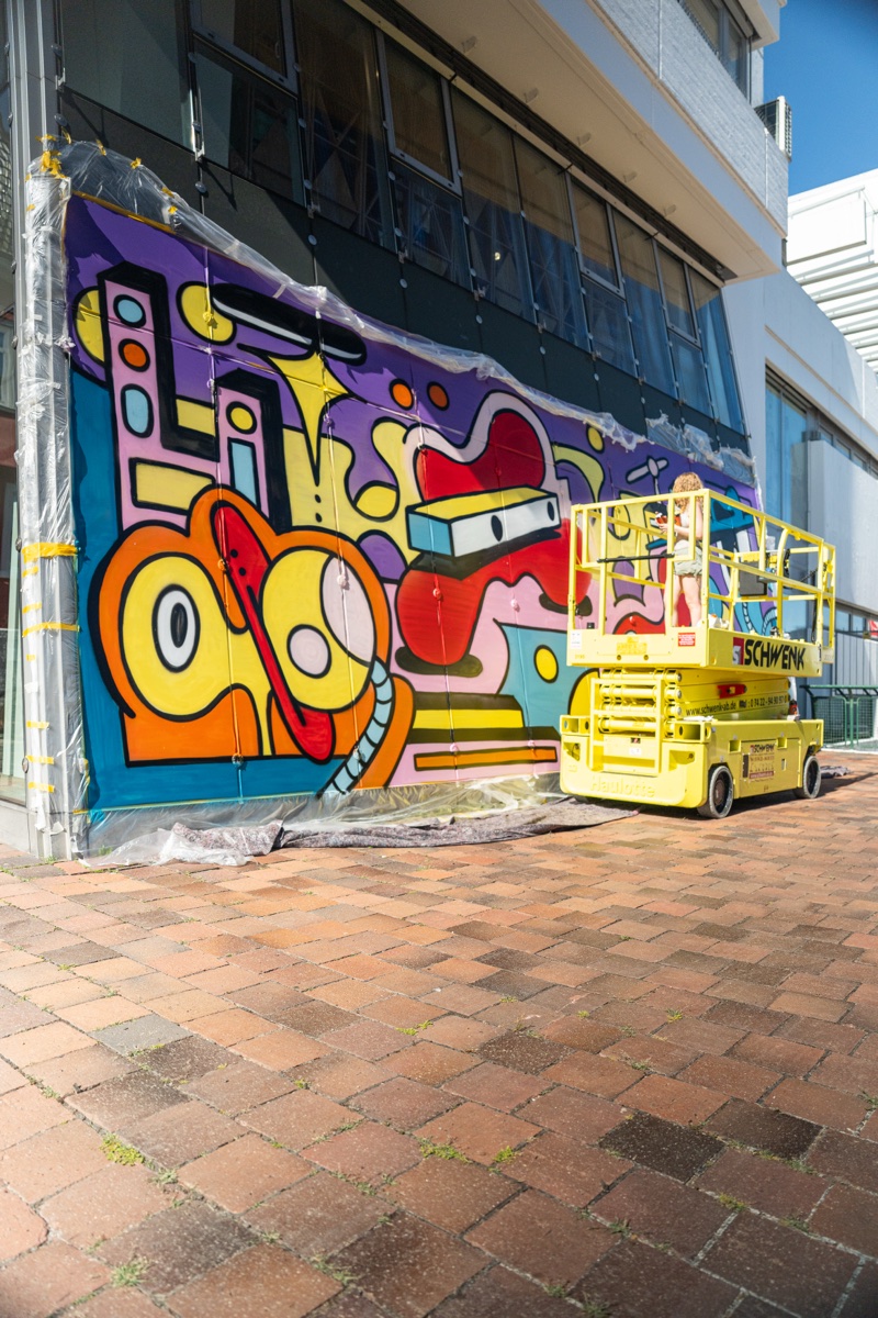Großflächiges buntes Mural an der Fassade